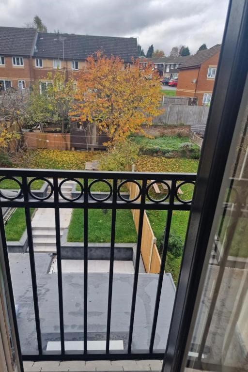 Albion-House-Luton-Guest-Room-with-Private-Balcony